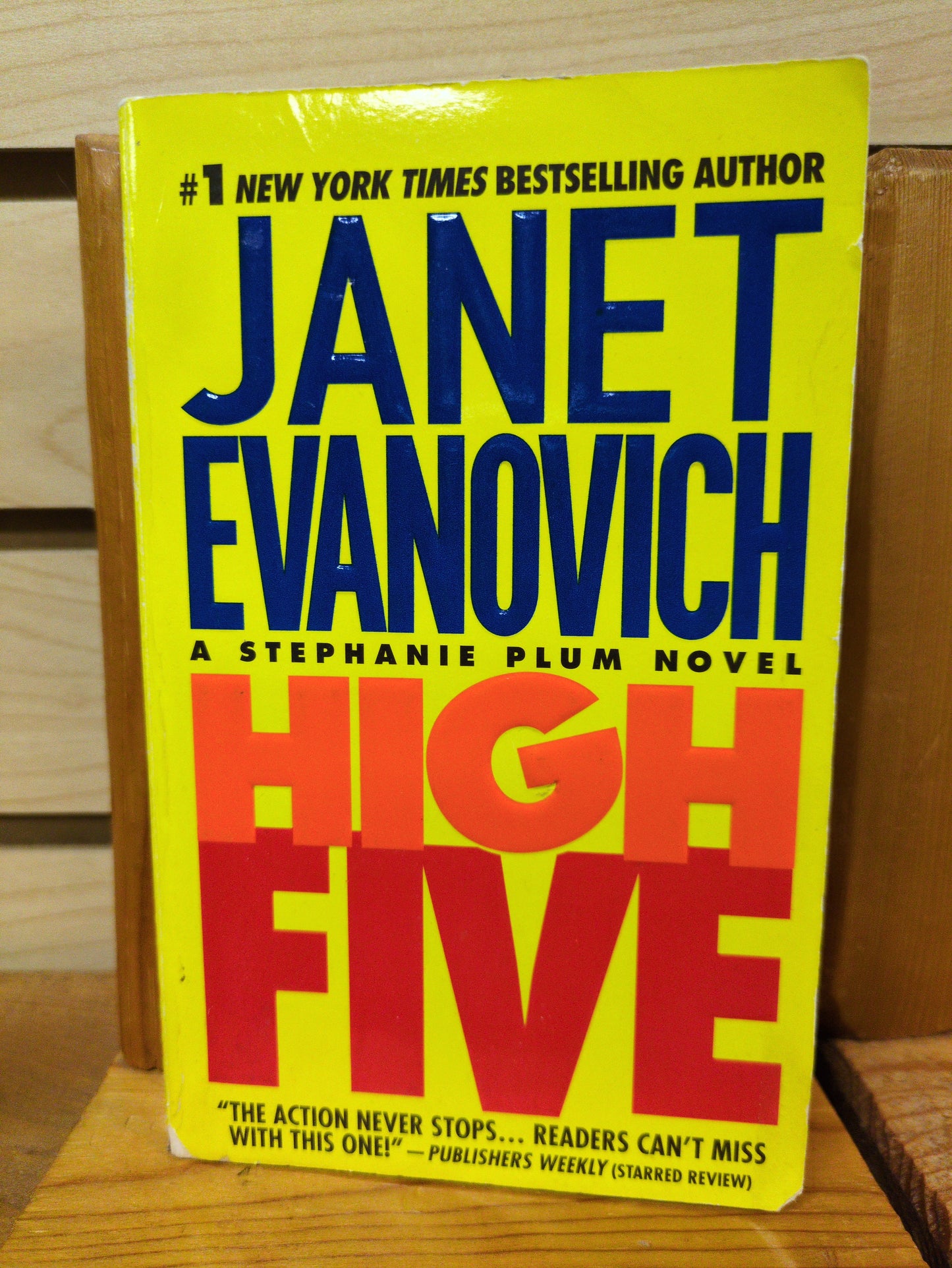 High Five (Stephanie Plum, No. 5) (Stephanie Plum Novels)