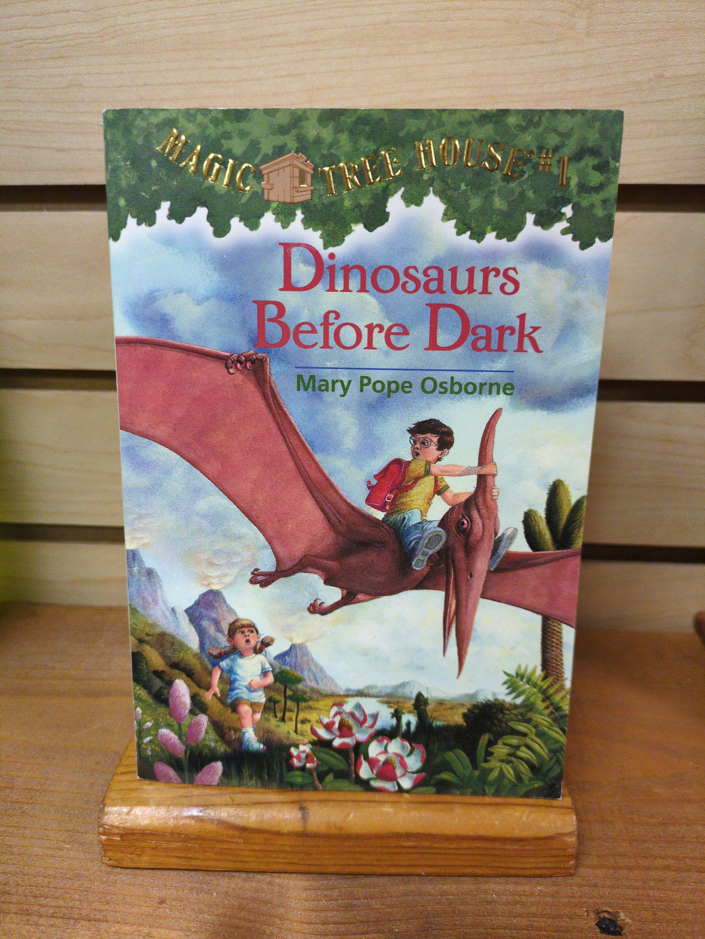 Dinosaurs Before Dark (Magic Tree House, No. 1)