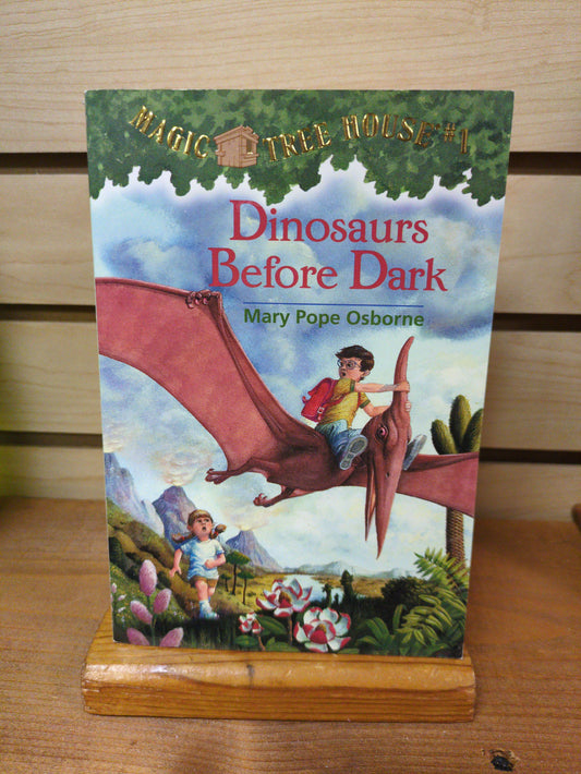 Dinosaurs Before Dark (Magic Tree House, No. 1)