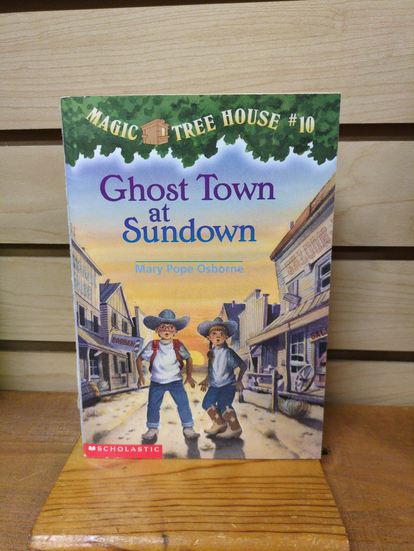 Ghost Town at Sundown (Magic Tree House, No. 10)