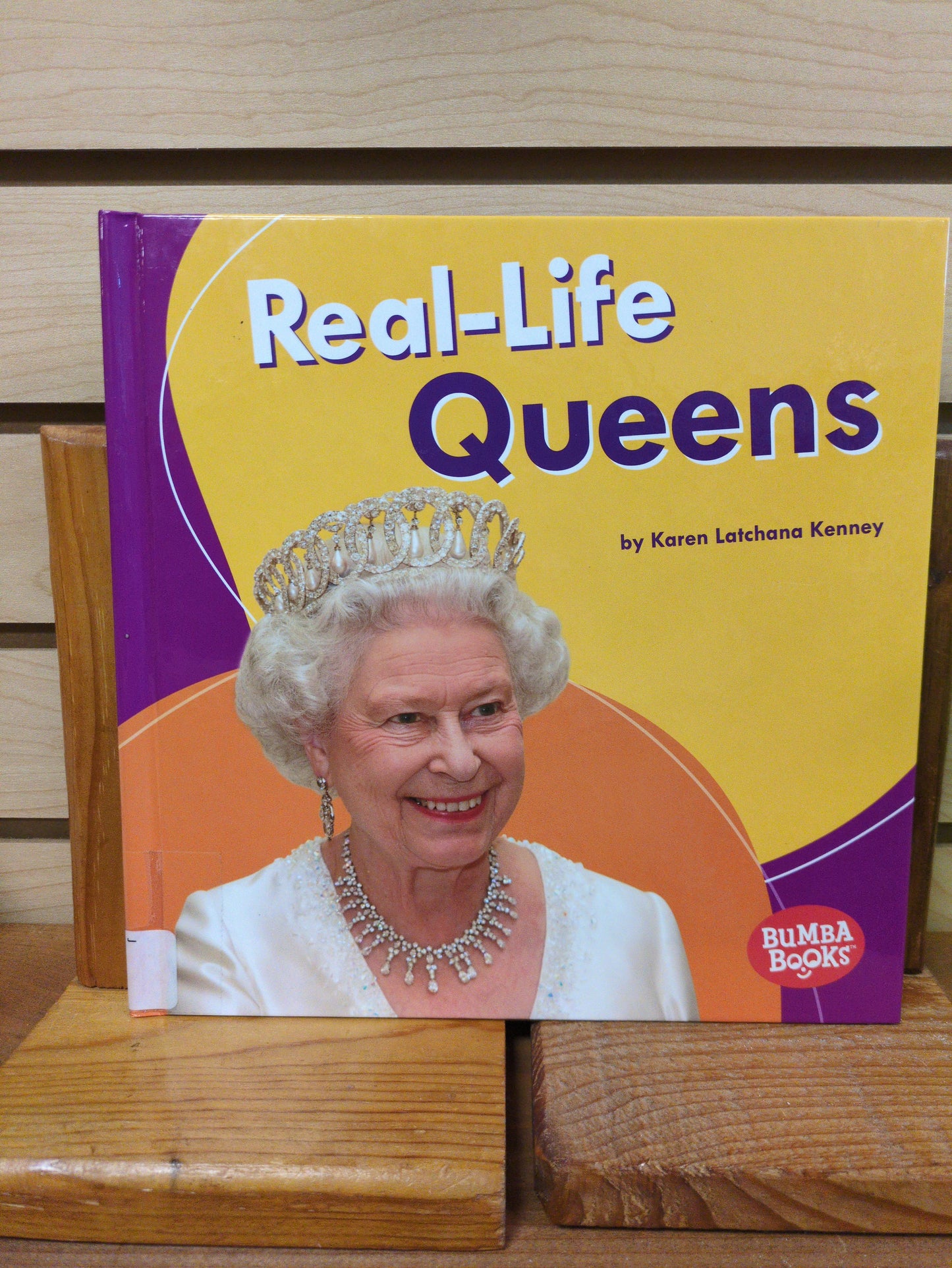 Real-Life Queens (Bumba Books ® ― Real-Life Royalty)